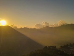Gubernur Khofifah Tanggapi Viral Paralayang di Gunung Bromo: Lestarikan dan Hormati Kesakralannya