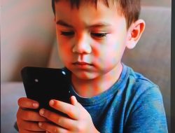 Membesarkan Anak Digital: Bersama Lawan Risiko, Bangun Literasi