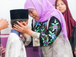 Gubernur Khofifah Takziah ke Jember, Serahkan Santunan bagi Keluarga Korban Bus Bromo
