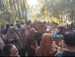 Rektor Ubaya Benny Lianto Bersama Tim Pengabdian dan Direktur BUMDes Mulya Jaya Desa Belik Trawas Jalin Sinergi