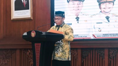 Kepala Bagian Bina Mental Spiritual Biro Kesra, Fahrurazi saat memperkenalkan Aplikasi SI ABAH. (foto: MC Kalsel/Rns)