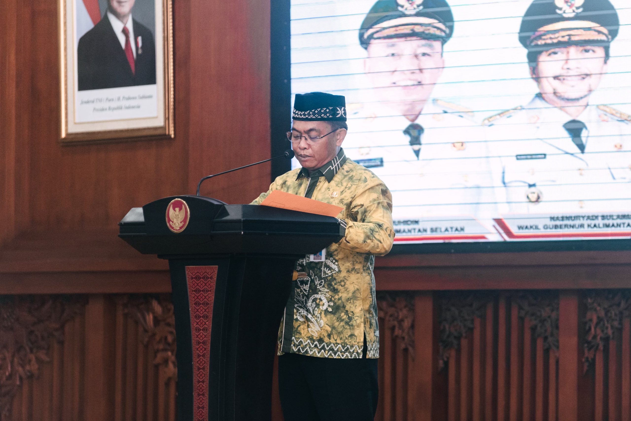 Kepala Bagian Bina Mental Spiritual Biro Kesra, Fahrurazi saat memperkenalkan Aplikasi SI ABAH. (foto: MC Kalsel/Rns)