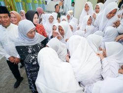 Hadiri Peringatan Maulid Nabi Bersama Syeikh Afeefuddin di Ponpes Nurul Qodim Probolinggo, Gubernur Khofifah Motivasi Santri Sebagai Pewaris Kepemimpinan Umat
