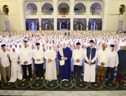 Peringatan Maulid Nabi di Masjid Al Akbar Surabaya, Gubernur Khofifah Bersama Syeikh Afeefuddin Al-Jailani Tekankan Akhlak Bermedia Digital