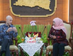 Kerja Sama Pendidikan, Kesehatan, dan Investasi Jadi Topik Audiensi Gubernur Khofifah dengan Konjen AS
