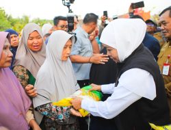 Wujudkan Pemerataan Akses Pangan, Gubernur Khofifah Hadirkan Pasar Murah di Paciran Lamongan