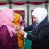 Gubernur Khofifah Sematkan Satyalancana Karya Satya untuk 653 ASN Pemprov Jatim, Tegaskan Semangat Kerja “JATIM BISA”