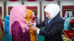 Gubernur Khofifah Sematkan Satyalancana Karya Satya untuk 653 ASN Pemprov Jatim, Tegaskan Semangat Kerja “JATIM BISA”