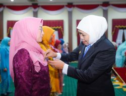 Gubernur Khofifah Sematkan Satyalancana Karya Satya untuk 653 ASN Pemprov Jatim, Tegaskan Semangat Kerja “JATIM BISA”