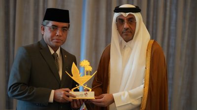 Pemerintah Indonesia di bawah kepemimpinan Presiden Prabowo Subianto dan Wakil Presiden Gibran Rakabuming Raka terus memperluas jejaring kerja sama internasional di bidang ketenagakerjaan. Salah satu langkah strategis dilakukan melalui pertemuan bilateral antara Menteri Ketenagakerjaan (Menaker) Yassierli dan Menteri Tenaga Kerja Qatar Ali bin Saeed bin Samikh Al Marri. (Foto: Dok Kemnaker)