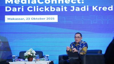 Alexander Sabar dalam paparannya pada diskusi Media Connect: Dari Clickbait Jadi Kredibel di Menara Bosowa, Makassar, Kamis (23/10/2025) malam.. Foto: Amiri Yandi/InfoPublik
