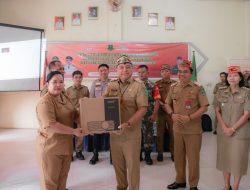 Wujudkan Pemerataan Akses Digital, Wabup Kapuas Serahkan Bantuan Pendidikan untuk Dua Sekolah di Timpah