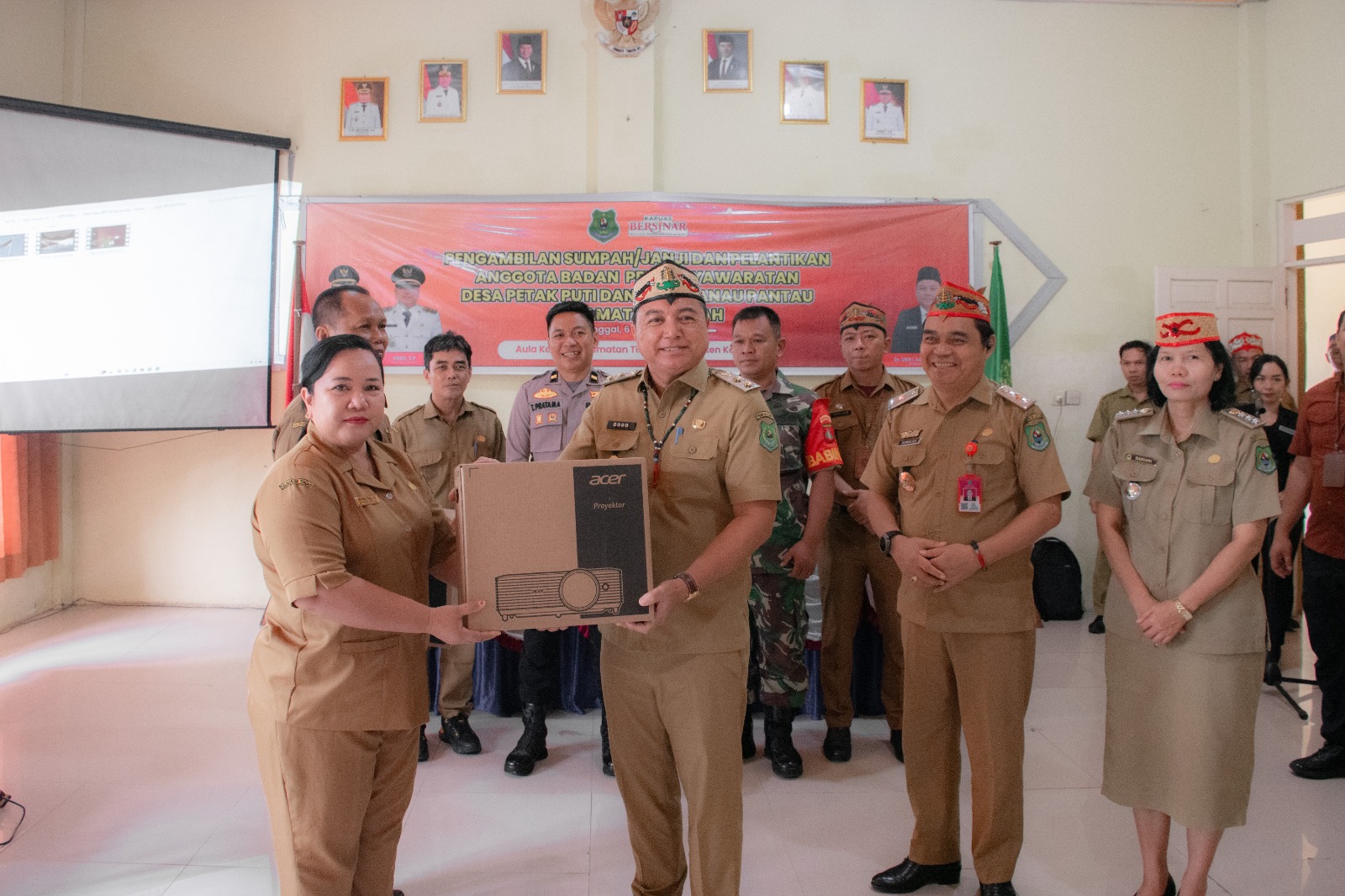 : Wakil Bupati Kapuas, Dodo, saat memberikan bantuan perlengkapan pendidikan kepada SMP Negeri 6 Timpah Satu Atap dan SD Negeri 1 Timpah, bertempat di Aula Kecamatan Timpah pada Senin (6/10/2025). - Foto: Mc.Kapuas