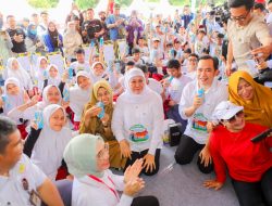 Gubernur Khofifah Gaungkan Gerakan Gizi Dini Lewat Minum Susu Bersama Ratusan Siswa SD di Jember