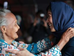 Kisah Nenek Siti: Pelukan Hangat yang Menguatkan di Tengah Banjir Aceh