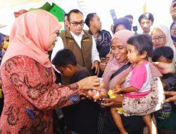 Sapa Ratusan Ibu di Pasar Murah Bangkalan, Gubernur Khofifah Pastikan Penuhi Kebutuhan Logistik Masyarakat Jelang Nataru