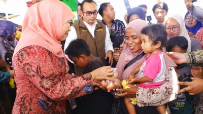 Sapa Ratusan Ibu di Pasar Murah Bangkalan, Gubernur Khofifah Pastikan Penuhi Kebutuhan Logistik Masyarakat Jelang Nataru
