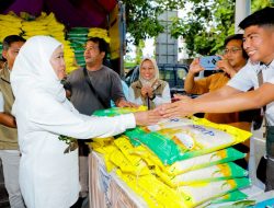 Gubernur Khofifah Gelar Pasar Murah di Pacitan, Pastikan Harga Bahan Pokok Stabil Jelang Nataru dan Stok Aman hingga Akhir Tahun