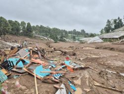 Wamendagri Soroti Peran Modifikasi Cuaca dalam Evakuasi Korban Longsor
