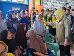 Gubernur Khofifah Turun Langsung Tinjau Banjir di Deket Lamongan, Salurkan Bantuan bagi Warga