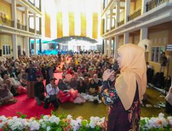 Gubernur Khofifah Hadiri Haflatul Imtihan Ponpes Putri Nurul Cholil Bangkalan, Apresiasi Peran Pesantren Cetak Generasi Qur’ani Berakhlak Mulia