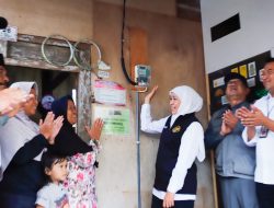 Gubernur Khofifah Dorong Elektrifikasi 100 Persen, 3.400 Rumah Tangga Miskin Terima Listrik Gratis