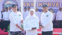 Gubernur Khofifah Pimpin Aksi Kurve Sampah Pantai, Gerakkan Semua Lini Wujudkan Wisata yang Bersih dan Asri