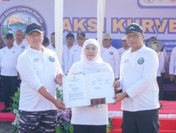 Gubernur Khofifah Pimpin Aksi Kurve Sampah Pantai, Gerakkan Semua Lini Wujudkan Wisata yang Bersih dan Asri