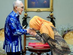 Gubernur Khofifah Sampaikan Duka Mendalam atas Wafatnya Try Sutrisno, Imbau Kibarkan Bendera Setengah Tiang Dua Hari