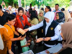 Gubernur Khofifah Gelar Pasar Murah di Pare, Perkuat Daya Beli dan Kendalikan Inflasi Jelang Idul Fitri