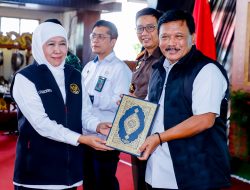 Gubernur Khofifah Bagikan Mushaf Madinah Hadiah Salman bin Abdulaziz Al Saud kepada Masyarakat Jawa Timur Selama Sapa Bansos Ramadan