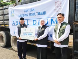 Tingkatkan Keselamatan Warga, Gubernur Khofifah Distribusikan 9.300 Drum Aspal bagi Perbaikan Jalan Daerah