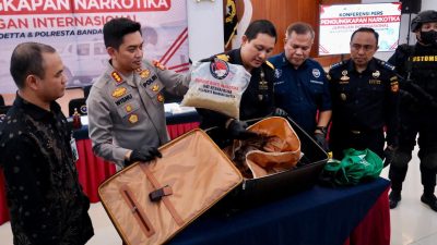 Tim gabungan Bea Cukai Soekarno-Hatta bersama Satresnarkoba Polresta Bandara Soekarno-Hatta membongkar upaya penyelundupan narkotika jenis MDMA bercampur kokain dalam bentuk bubuk dan etomidate dalam pods vape di lingkungan Bandara Internasional Soekarno-Hatta. (Dok. Bea Cukai Soetta)