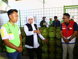 Gubernur Khofifah Imbau Masyarakat Bijak Gunakan LPG dan BBM, Hindari Panic Buying