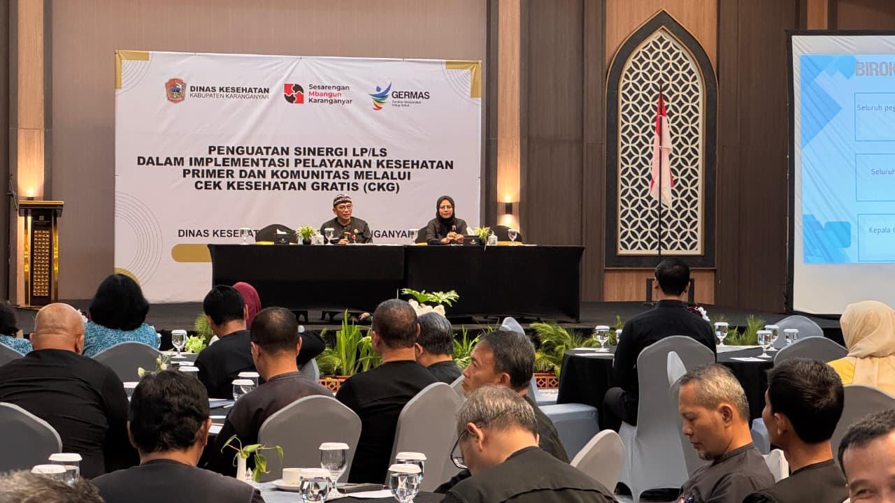 Sekda Kabupaten Karanganyar, Kurniadi Maulato memberikan arahan dalam penguatan sinergi LP/LS dalam implementasi pelayanan kesehatan prime dan komunitas melalui cek kesehatan gratis
