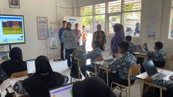 Direktur Ekosistem Media Kemkomdigi, Farida Dewi Maharani saat berada di salah satu kelas di Sekolah Rakyat Terintegrasi (SRT) 7 Kota Probolinggo. (Foto: Pasha Yudha Ernowo Infopublik/Igid)