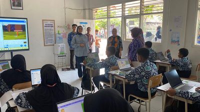 Direktur Ekosistem Media Kemkomdigi, Farida Dewi Maharani saat berada di salah satu kelas di Sekolah Rakyat Terintegrasi (SRT) 7 Kota Probolinggo. (Foto: Pasha Yudha Ernowo Infopublik/Igid)