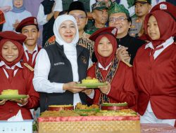 Rayakan Hari Pendidikan Nasional di SRMP 15 Mojokerto, Gubernur Khofifah Bangga Siswa Fasih Pidato 5 Bahasa