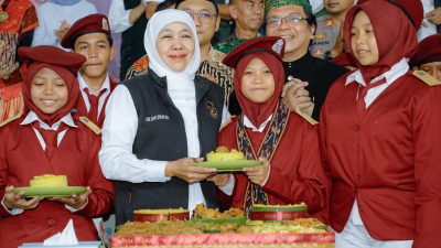 Rayakan Hari Pendidikan Nasional di SRMP 15 Mojokerto, Gubernur Khofifah Bangga Siswa Fasih Pidato 5 Bahasa