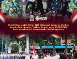 Pimpin Upacara Hari Pendidikan Nasional 2026 di Gedung Negara Grahadi, Gubernur Khofifah Bangga Paskibra dan Siswa Multibahasa