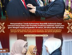 Gubernur Khofifah Sematkan Langsung 400 Satyalancana Karya Satya dari Presiden Prabowo, Wujud Rasa Bangga dan Hormat kepada Insan Pendidikan Jawa Timur