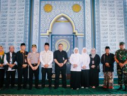 Gubernur Khofifah Salurkan BLT DBHCHT Rp901 Juta untuk Buruh Pabrik Rokok di Bojonegoro