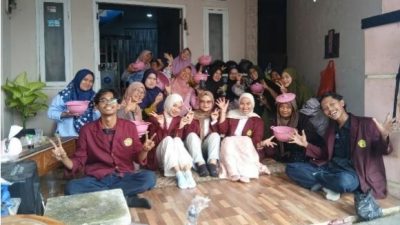 Mahasiswa Untirta Edukasi Budidaya Bayam Hidroponik  Menggunakan Rockwool dan Botol Bekas sebagai Upaya Mendukung  Ketahanan Pangan