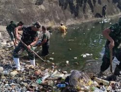 Kebersamaan yang Menginspirasi, TNI dan Warga Bersihkan Sungai Bersama