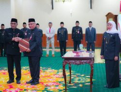 Gubernur Khofifah Lantik Enam Pejabat Pimpinan Tinggi Pratama Pemprov Jatim, Dorong Digitalisasi Pelayanan Publik yang Akuntabel