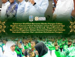 Gubernur Khofifah Dampingi Menko Pangan Zulhas Salurkan Sembako untuk Ojol dan Warga Rentan di Gresik