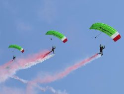 Atraksi Udara TNI dan 17 Penerjun Kopassus Meriahkan Peringatan HUT ke-81 RI