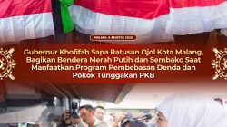 Gubernur Khofifah Sapa Ratusan Ojol Kota Malang , Bagikan Bendera Merah Putih dan Sembako Saat Manfaatkan Program Pembebasan Denda dan Pokok Tunggakan PKB