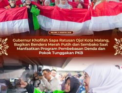 Gubernur Khofifah Sapa Ratusan Ojol Kota Malang , Bagikan Bendera Merah Putih dan Sembako Saat Manfaatkan Program Pembebasan Denda dan Pokok Tunggakan PKB