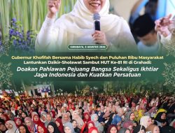 Gubernur Khofifah Bersama Habib Syech dan Puluhan Ribu Masyarakat Lantunkan Dzikir-Sholawat Sambut HUT Ke-81 RI di Grahadi: Doakan Pahlawan Pejuang Bangsa Sekaligus Ikhtiar Jaga Indonesia dan Kuatkan Persatuan